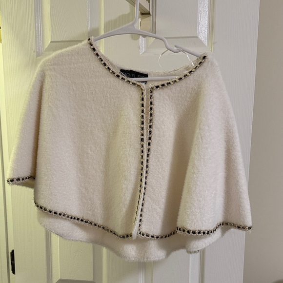 Rachel Zoe White Cape with Black Accents - Picture 1 of 2